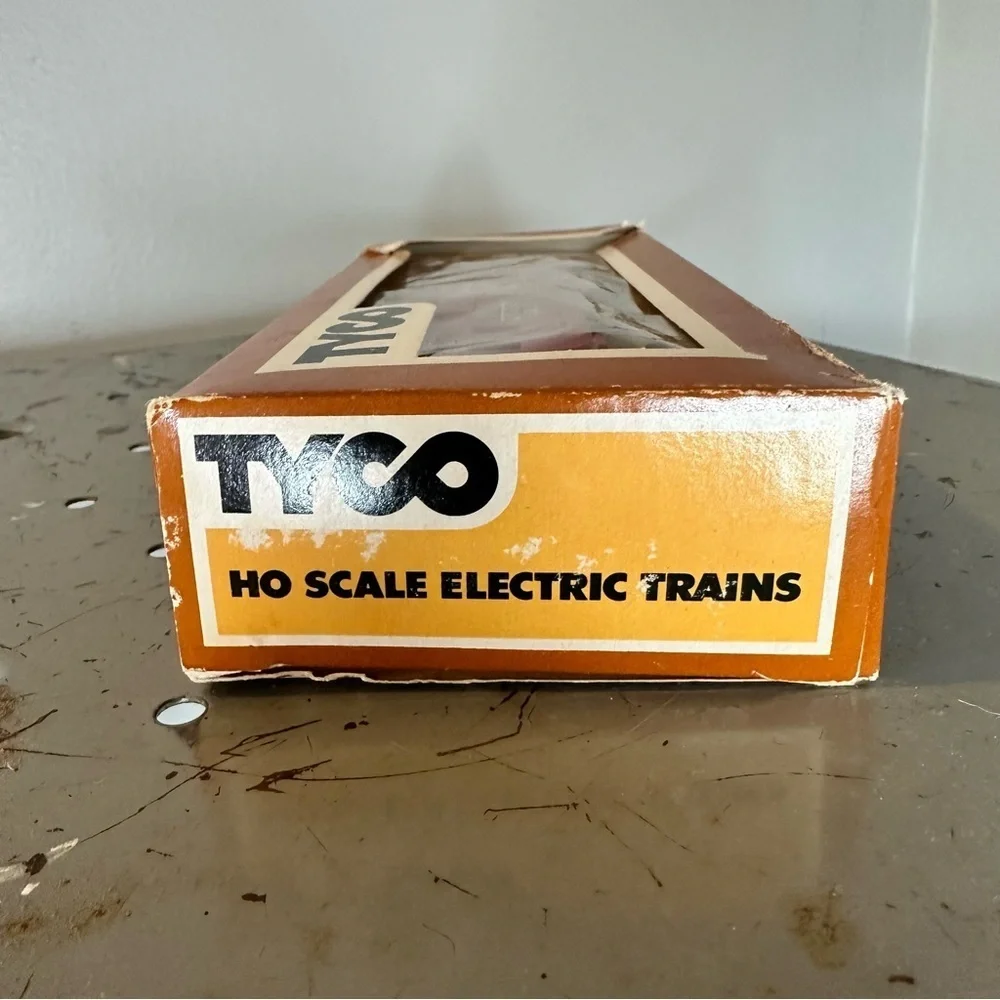 Tyco HO train car Santa Fe caboose 328 railroad display